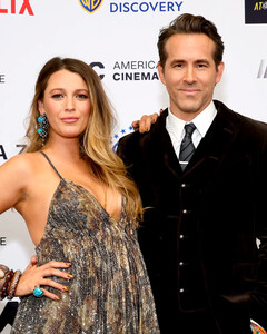 Блейк Лайвли воссоздаёт свои беременные образы из прошлого в стиле бохо-шик